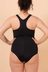 Malla enteriza deportiva color borgoña con espalda nadadora y laterales estampados con degradé de colores. Confeccionada con tela resistente al cloro que contiene fibra LYCRA® XTRA LIFE™.