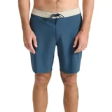 Short de baño azul con cintura de color tostado y cordón de ajuste oscuro.
