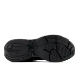 Championes urbanos New Balance modelo 2010, color negro, confeccionados en malla y gamuza, con el logotipo 'N' característico en los laterales y suela robusta.