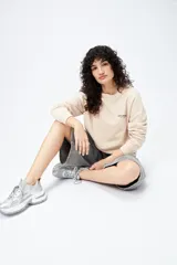 Buzo color marrón de corte relajado confeccionado en tejido de algodón con interior suave al tacto. Presenta detalle de estrella con tachas en la espalda y bordado delantero con la frase Dreamer – Born to rock.