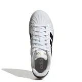 Championes Adidas Streettalk blancos con las tres tiras negras en los laterales, detalles en dorado y suela blanca.