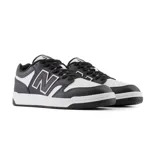 Championes urbanos New Balance modelo BB 480 LBA, color beige y blanco, con logo "N" característico en los laterales y suela de goma.