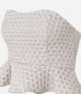 Top strapless color blanco roto con escote corazón y peplum fruncido en el bajo. El tejido presenta una textura acolchada o capitoneada.