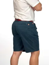 Bermuda azul petróleo de corte recto con bolsillos laterales y traseros.
