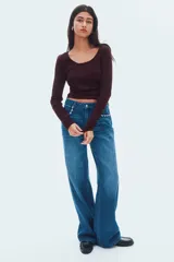 Buzo de tejido punto color bordó, con escote redondo pronunciado y manga larga. Presenta un diseño de punto trenzado a lo largo de todo el cuerpo y remates acanalados en cuello, puños y bajo.