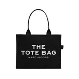 Bolso tote de gran tamaño Marc Jacobs, confeccionado en lona de algodón negra con el logo estampado en blanco en el frente. Cuenta con asas superiores reforzadas y una estructura amplia y resistente.