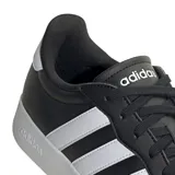 Championes urbanos Adidas modelo Urban Barreda T, color negro con las icónicas tres tiras laterales en blanco. Presentan una silueta T-toe con capellada que combina cuero sintético y gamuza, interior textil y suela de goma blanca con logo grabado.