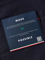 Pantalón de corte recto Tommy Hilfiger, diseño de cinco bolsillos con cierre de botón y cremallera, confeccionado en mezcla de algodón y elastano.
