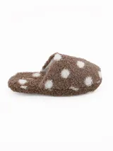 Pantuflas de estar por casa confeccionadas en tejido de peluche suave, color marrón con estampado de lunares blancos. Diseño abierto con plantilla acolchada y marca Lucce.