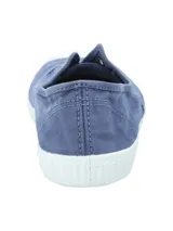 Zapatilla tipo slip-on de algodón orgánico color azul marino, con puntera redonda reforzada en color blanco y suela de caucho natural. Presenta ojales metálicos decorativos y un diseño ligero y transpirable.