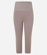 Calza deportiva corsario color verde militar, confeccionada en microfibra.