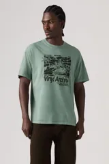 Remera verde militar de corte relajado, manga corta y cuello redondo, con estampa frontal en negro con temática de vinilos y estilo vintage.