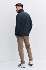 Pantalon tipo chino de corte recto, color azul marino, con bolsillos laterales y cierre frontal.