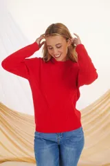 Sweater azul de punto trenzado con cuello redondo y mangas largas.