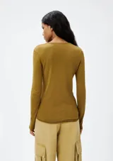 Blusa de punto tejido liviano color azul, de mangas largas y cuello redondo.