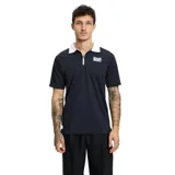 Polo de manga corta color negro con cuello blanco y cierre frontal parcial. Presenta un pequeño parche bordado con un logo azul y blanco en el pecho izquierdo.