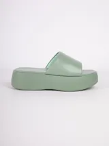 Sandalias de plataforma color verde agua, con tira ancha lisa y acolchada.
