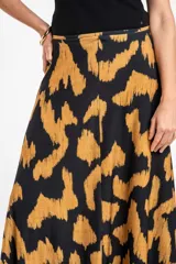 Falda maxi de viscosa con estampado abstracto en tonos negro y mostaza, de corte fluido y largo hasta el suelo.