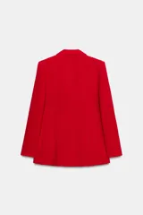 Blazer entallada de cuello solapa y manga larga con hombreras. Presenta bolsillos con solapa en el delantero, forro interior a contraste y cierre frontal con botones forrados.