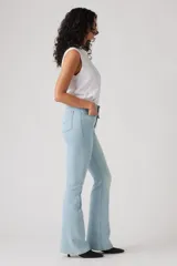 Pantalón de jean celeste de tiro alto y corte acampanado.