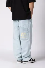 Jean baggy oversize de denim celeste claro, con corte ancho y relajado, estilo urbano.