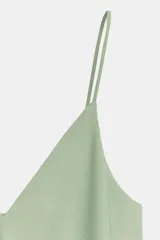 Vestido midi de satén color verde menta con escote en V, tirantes finos y detalle de encaje blanco en el pecho.