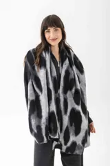 Bufanda rectangular con estampado animal print difuminado en tonos grises y negros.