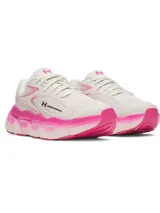 Championes Under Armour modelo W HB Runner 2, de color beige con detalles en fucsia, diseño con suela chunky y capellada de malla transpirable.