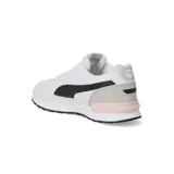Championes Puma modelo Graviton, con diseño deportivo en colores blanco, gris y detalles en rosa pastel. Presentan el logo de la marca en el lateral y una estructura robusta con suela de goma.
