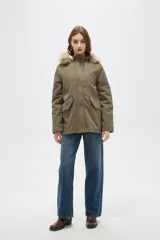 Campera parka de color verde militar, con cierre frontal oculto, bolsillos laterales con solapa y capucha fija con borde de piel sintética.