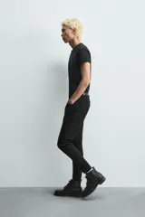 Jeans skinny cropped fit de corte ajustado y tiro medio, con diseño de cinco bolsillos y efecto lavado.
