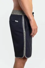 Short de baño O'Neill modelo Scallop Flower, color negro con detalles de estampa floral en la cintura, los laterales y el ruedo, y cordón ajustable.