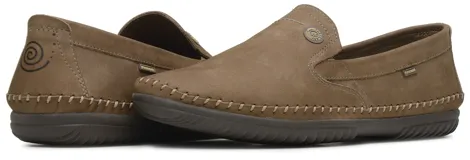 Mocasines Freeway Rutero Duna de color marrón, confeccionados 100% en cuero con costuras visibles hechas a mano. Presentan detalles elásticos en los laterales del empeine, un pequeño aplique metálico con el logo de la marca y suela de goma oscurecida.