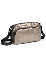 Cartera tipo bandolera de diseño acolchado en color plateado metalizado. Cuenta con dos compartimentos principales con cierre, detalles en negro y correa ajustable extraíble.