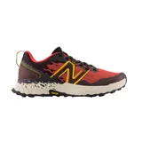 Championes New Balance de hombre para trail running, color naranja con detalles en negro y amarillo.