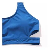 Top de bikini tipo crop top de color verde militar, con diseño deportivo y banda elástica en la base.