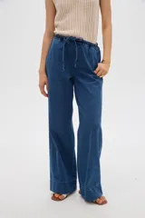 Pantalón de jean azul de corte recto, tiro medio, con cintura elástica con cordón de ajuste y bolsillos laterales.