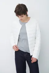 Remera de manga larga con cuello redondo, confeccionada en tejido de punto gris melange con costuras visibles en contraste.