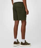Bermuda masculina de sarga con textura jaspeada, cintura elástica y bolsillos laterales, ideal para uso casual.