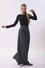 Remera de manga larga ajustada al cuerpo, con cuello redondo y diseño básico.