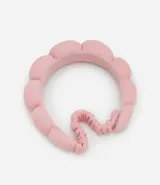 Tiara de toalla rosada con diseño acolchado.