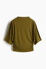 Top de punto elástico verde militar con cuello alto y mangas al codo, con hombros y laterales fruncidos para un efecto drapeado.