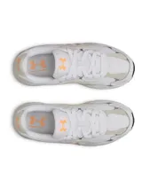 Championes deportivos Under Armour modelo Tech Runner, con diseño de perfil bajo. Presentan una parte superior de malla transpirable en color blanco con superposiciones de cuero y gamuza en tonos beige. Incluyen detalles en color naranja, destacando el logotipo de la marca en el lateral, y una entresuela de EVA acolchada con suela de goma.