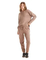 Jogger deportivo de tiro medio con pretina elástica y cordón de ajuste. Cuenta con bolsillos laterales y puños elásticos en los tobillos.