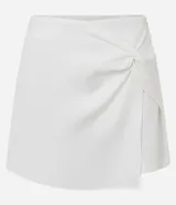 Short pollera de sastrería en color blanco, con diseño de nudo sobrepuesto en la parte delantera y corte estructurado.
