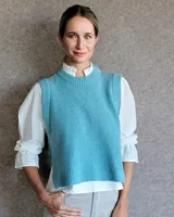 Chaleco de punto acanalado en lana lambswool, con cuello redondo, diseño sin mangas y aberturas laterales con botones.