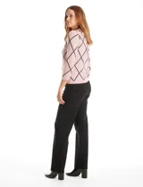 Cardigan de punto con diseño de rombos en color rosa y líneas negras. Presenta cuello redondo, cierre frontal con botones metálicos y mangas tres cuartos.