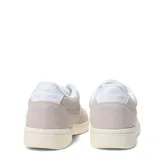 Championes urbanos New Balance modelo Court, color gris claro con detalles en blanco. Confeccionados en una combinación de gamuza y malla, presentan el logo 'N' característico en los laterales y una suela de goma en tono crema.