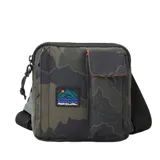 Morral Rip Curl con estampado de camuflaje en tonos verdes y grises. Cuenta con un bolsillo frontal con solapa y logo de la marca.