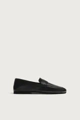 Mocasín de piel negra para hombre, con detalle de antifaz en el empeine, costuras visibles, horma cuadrada y suela ultrafina.